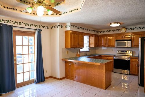 616 Ne Michael Dr, Lee's Summit, MO, 64086-6266 | Card Image