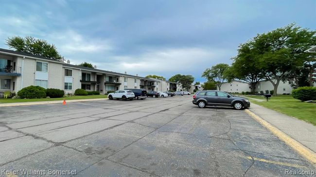 8 - 8353 Kennedy Circle, Condo with 2 bedrooms, 2 bathrooms and null parking in Warren MI | Image 2