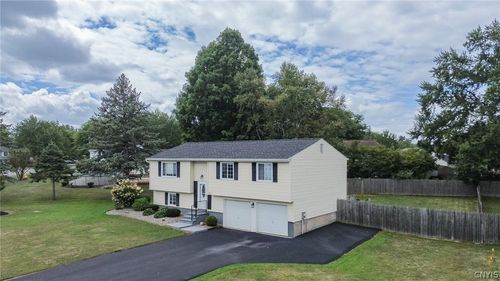 8025 Pickett Ln, Cicero, NY, 13039-9058 | Card Image