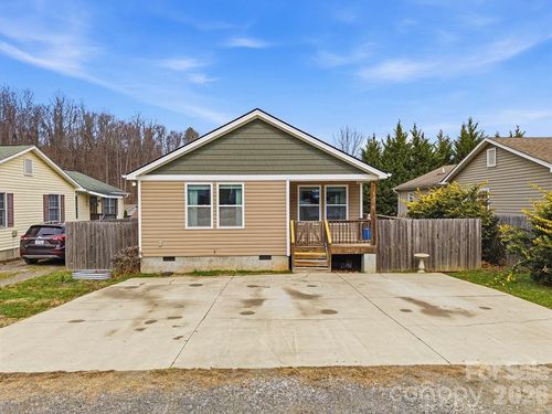 9 Half Moon Dr, Swannanoa, NC, 28778-8318 | Card Image