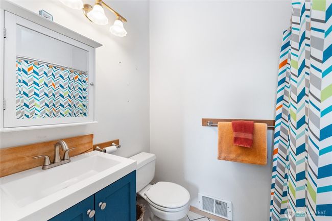 Upper-Level Bathroom | Image 23