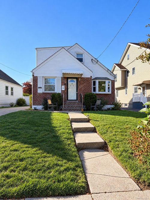 24 N Montgomery St, Valley Stream, NY, 11580-3803 | Card Image