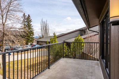 43 Strathcona Pl Sw, House detached with 4 bedrooms, 3 bathrooms and 4 parking in Calgary AB | Image 2