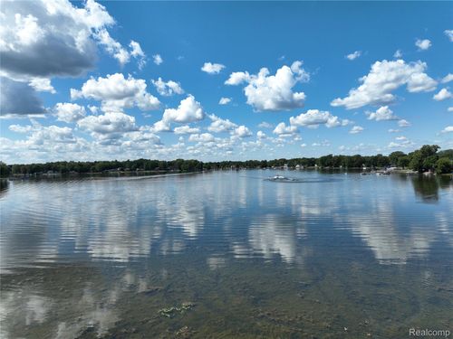 9658 Zukey Dr, Pinckney, MI, 48169-3001 | Card Image