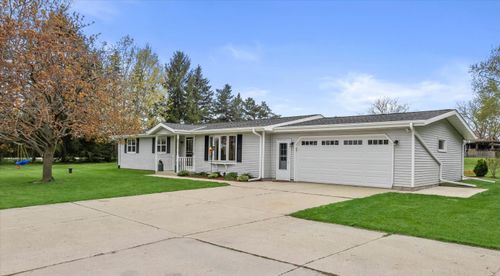 W1179 Steinway Dr, Oconomowoc, WI, 53066-9522 | Card Image