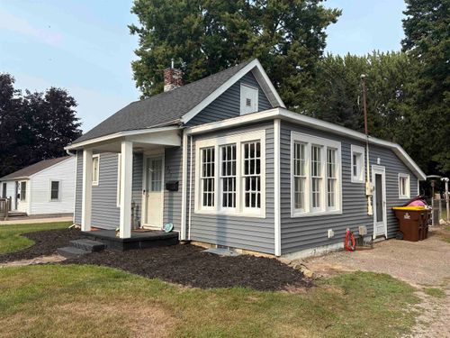 423 S Line St, Chesaning, MI, 48616-1336 | Card Image