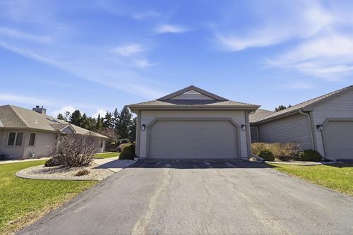 N80W17455 Robin Circle, Menomonee Falls, WI, 53051 | Card Image