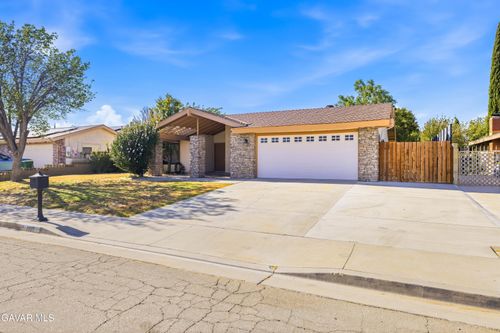 2827 Perfect Pl, Lancaster, CA, 93536-6040 | Card Image