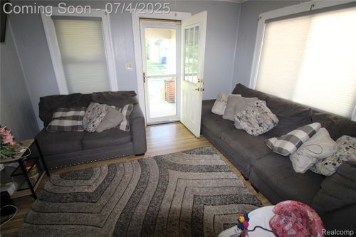 123 Adelaide St, Pontiac, MI, 48342-1203 | Card Image