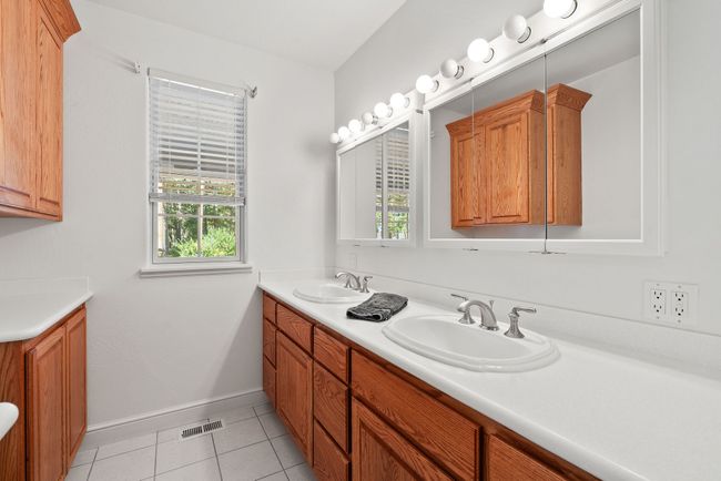 Full bath w/ dual vanity | Image 21