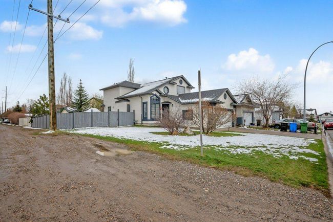158 Shawbrooke Green Sw, Home with 3 bedrooms, 3 bathrooms and 4 parking in Calgary AB | Image 2