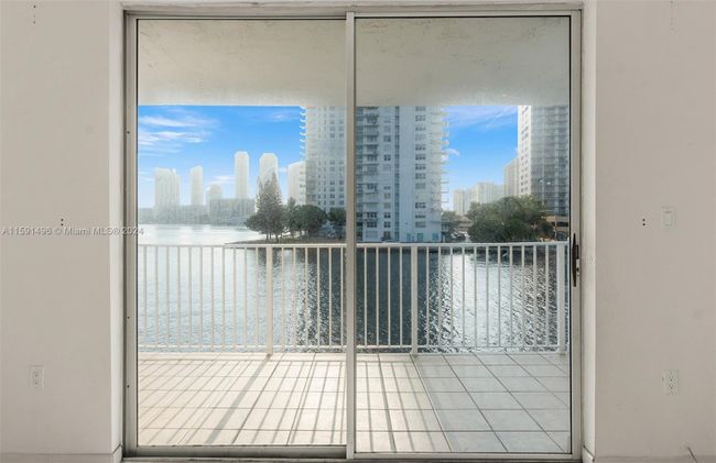 304 - 4000 Ne 170th St, Condo with 2 bedrooms, 2 bathrooms and null parking in North Miami Beach FL | Image 6