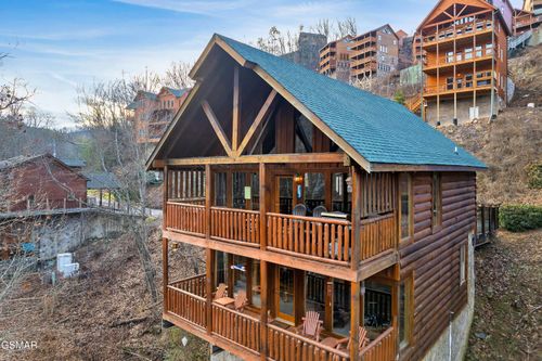830 Black Bear Cub Way, Sevierville, TN, 37862-7712 | Card Image