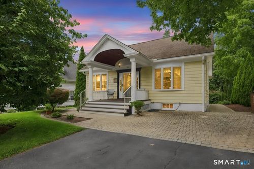 40 Stonehouse Rd, Trumbull, CT, 06611-1622 | Card Image