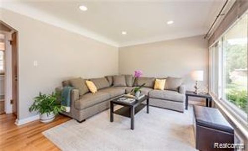 8511 Yale St, Oak Park, MI, 48237-1824 | Card Image