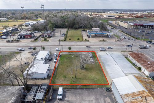 2107 N Main St, Pearland, TX, 77581-3309 | Card Image