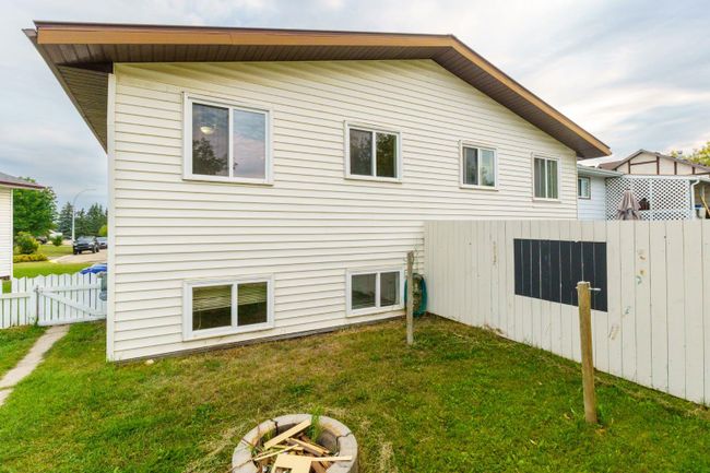 2005 &amp; 2007 25 Avenue, Home with 3 bedrooms, 1 bathrooms and 4 parking in Bowden AB | Image 28