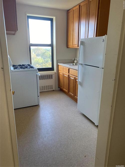 apt-6r-20910 41st Ave, Bayside, NY, 11361-1908 | Card Image