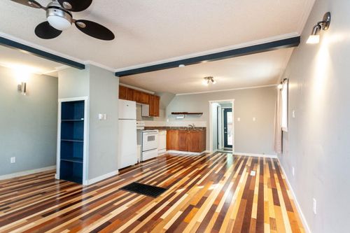 827 7 St Se, Medicine Hat, AB, T1A1K8 | Card Image