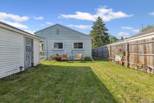 1386 Proper Ave, Burton, MI, 48529-2044 | Card Image