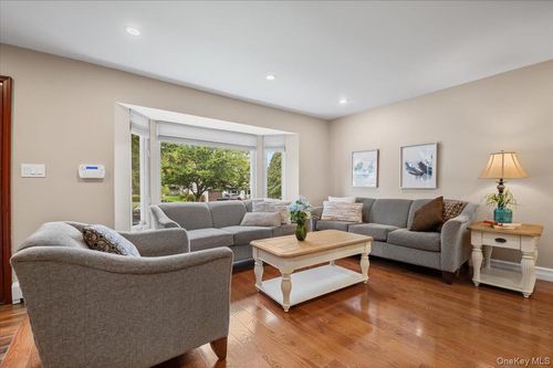 21 Mellow Ln, Jericho, NY, 11753-2244 | Card Image