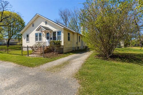 135 Corwin St, Greenport, NY, 11944 | Card Image