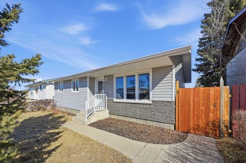 5244 42 St, Innisfail, AB, T4G1K3 | Card Image