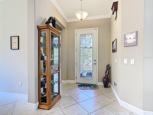 Front entry | Image 4