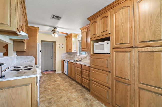 11221 State Highway 65, House other with 3 bedrooms, 2 bathrooms and 2 parking in Winnie TX | Image 6