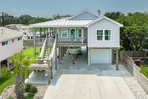 208 Fulton Ave, Rockport, TX, 78382-7219 | Card Image
