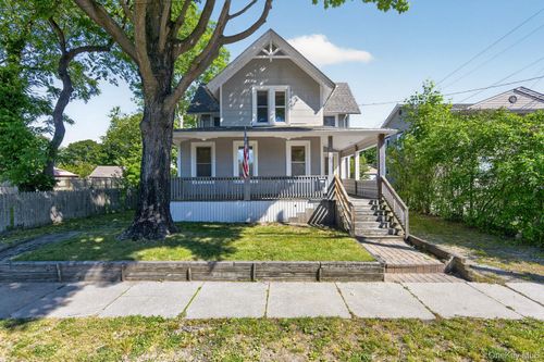 49 Cedar St, Babylon, NY, 11702-2332 | Card Image