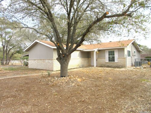 301 Mockingbird Ln, Devine, TX, 78016-1321 | Card Image
