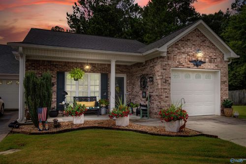 137 Canterbury Cir, Athens, AL, 35611-2382 | Card Image