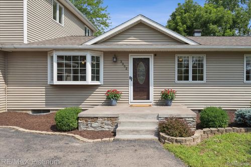 3302 Rolston Rd, Fenton, MI, 48430-1034 | Card Image