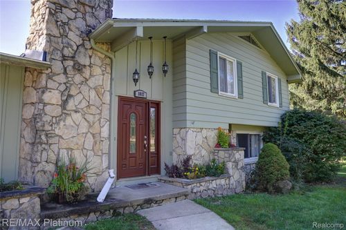 1817 S Walmont Rd, Jackson, MI, 49203-5222 | Card Image