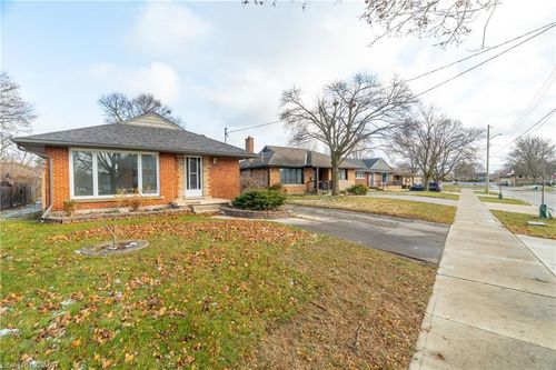 lower-220 Bruce St, Kitchener, ON, N2B1Z3 | Card Image