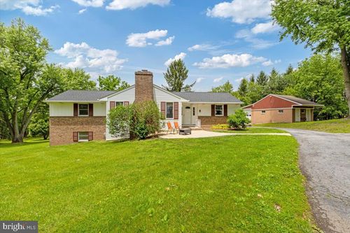 685 Ebelhare Rd, Pottstown, PA, 19465-8189 | Card Image