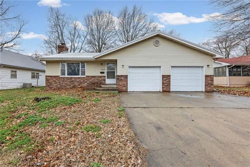 322 N 3rd St, Iola, KS, 66749-2508 | Card Image