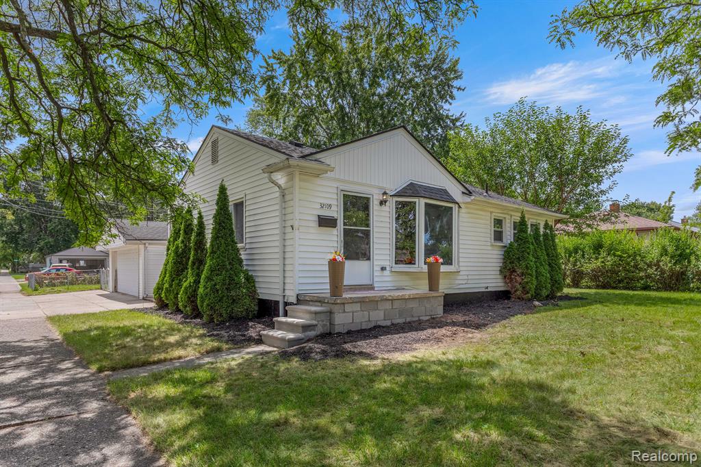 Sheridan St, Garden City, MI 48135