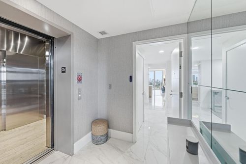 2516-16385 Biscayne Boulevard, North Miami Beach, FL, 33160 | Card Image