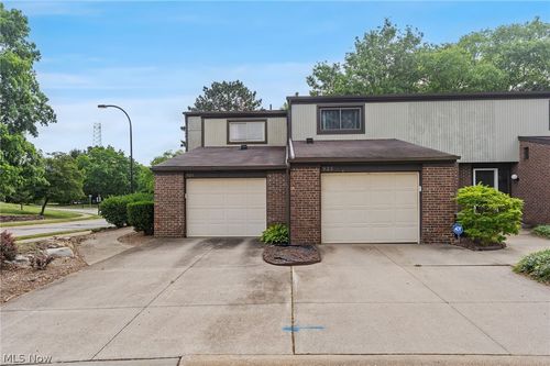 931 Trimble Dr, Akron, OH, 44307-2242 | Card Image