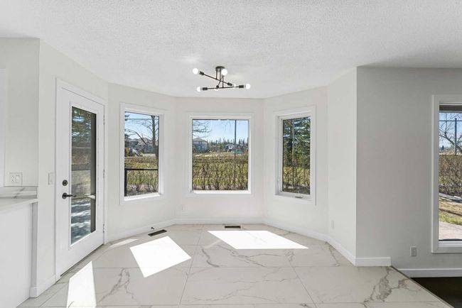919 Shawnee Dr Sw, House other with 5 bedrooms, 4 bathrooms and 4 parking in Calgary AB | Image 16