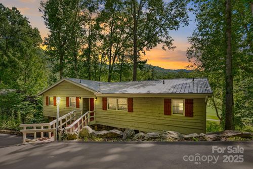 386 Country Club Dr, Canton, NC, 28716-5638 | Card Image