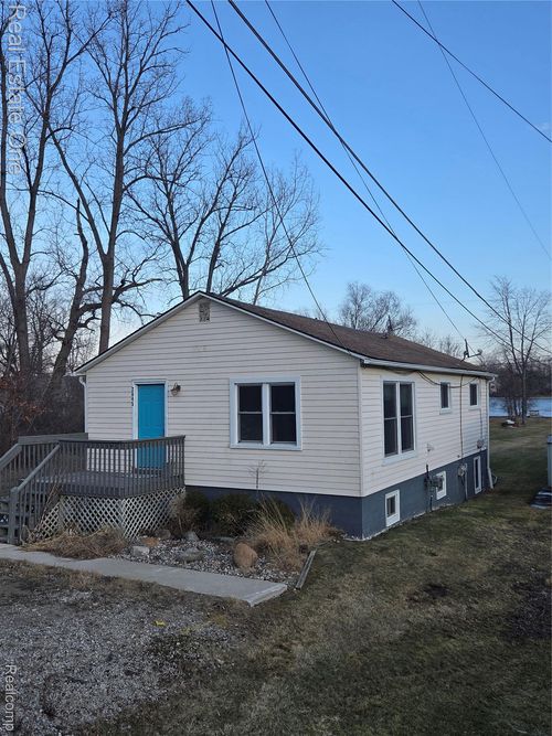2845 School Lake Dr, Brighton, MI, 48114-8638 | Card Image