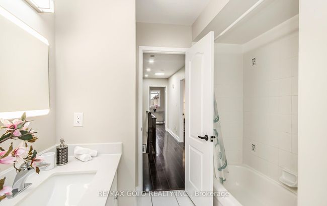 111 Fairhill Ave, House other with 6 bedrooms, 4 bathrooms and 2 parking in Brampton ON | Image 5