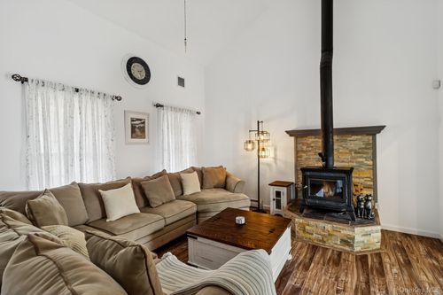 119 Vineyard Way, Riverhead, NY, 11901-5557 | Card Image