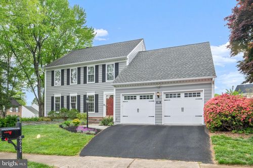 8952 Kenilworth Dr, Burke, VA, 22015-2175 | Card Image