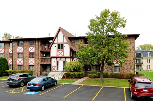 apt-102-10400 Circle Dr, Oak Lawn, IL, 60453-4494 | Card Image