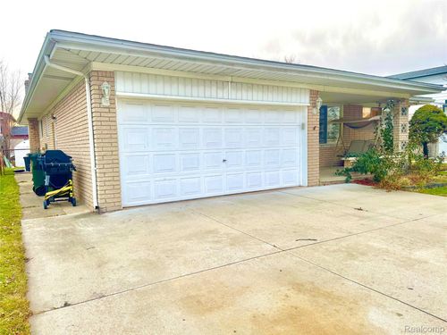 2868 Groves Dr, Sterling Heights, MI, 48310-3629 | Card Image