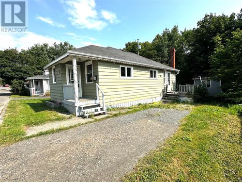 32 Beaumont Ave, Grand Falls-Windsor, NL, A2A1Z9 | Card Image